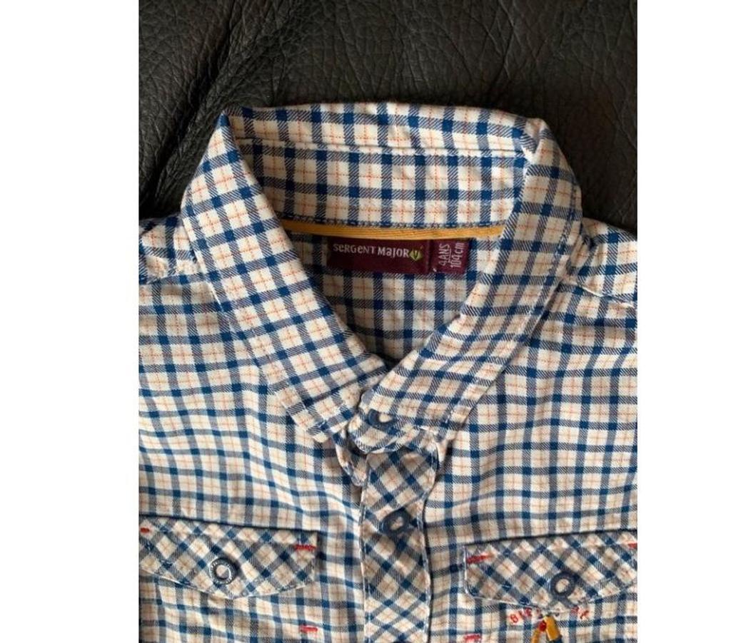 Vêtements occasion Val-de-Marne Villejuif - 94800 - Photos Vivastreet 2 chemises pour enfants (garçons)4 ans-104cm