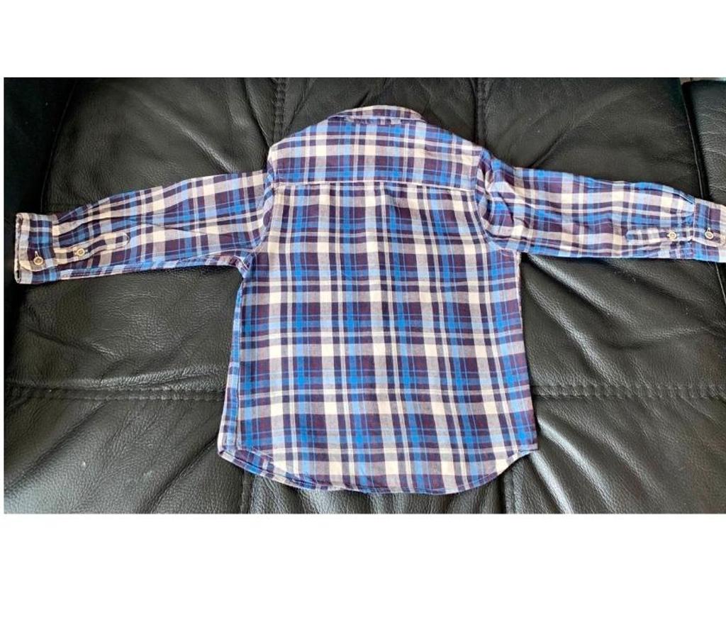 Vêtements occasion Val-de-Marne Villejuif - 94800 - Photos Vivastreet 2 chemises pour enfants (garçons)4 ans-104cm