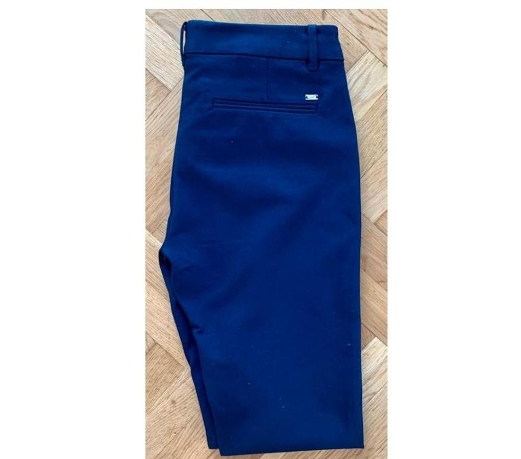 Vêtements occasion Val-de-Marne Villejuif - 94800 - Photos Vivastreet Pantalon fuseaux bleu nuit taille 36. (Tommy Hilfiger)