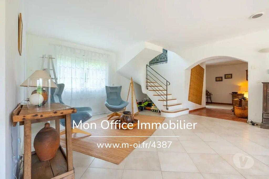 Vente Maison Bouches-du-Rhône Puyricard - 13540 - Photos Vivastreet (4387-AUS) Référence : 4387-AUS - Villa familiale 274m2 sur...