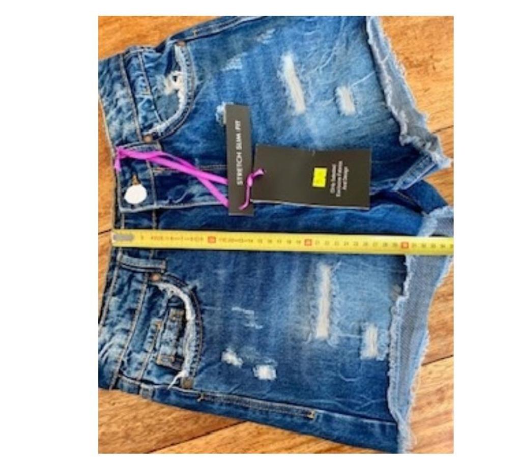 Vêtements occasion Val-de-Marne Villejuif - 94800 - Photos Vivastreet Short en jeans pour jeunes filles de 15 -16 ans neuf.