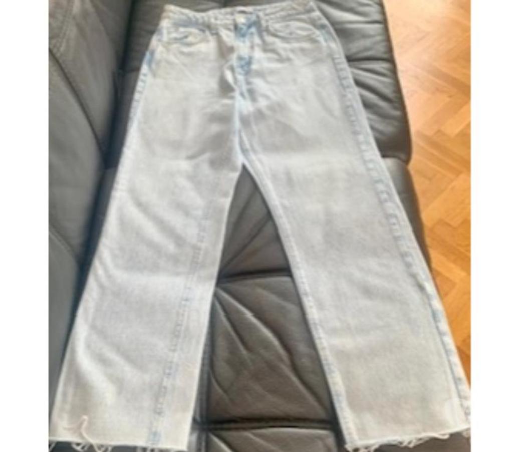 Vêtements occasion Val-de-Marne Villejuif - 94800 - Photos Vivastreet Jeans bleu délavé de chez Zara mixte taille 38.