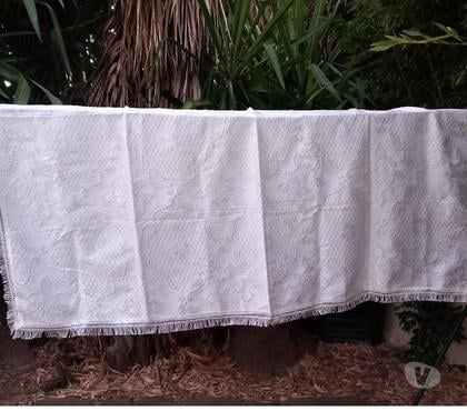 Ameublement - art de la table Bormes les Mimosas Var - Photos Vivastreet DESSUS DE LIT A FRANGES 2.10m x 2.50m BLANC