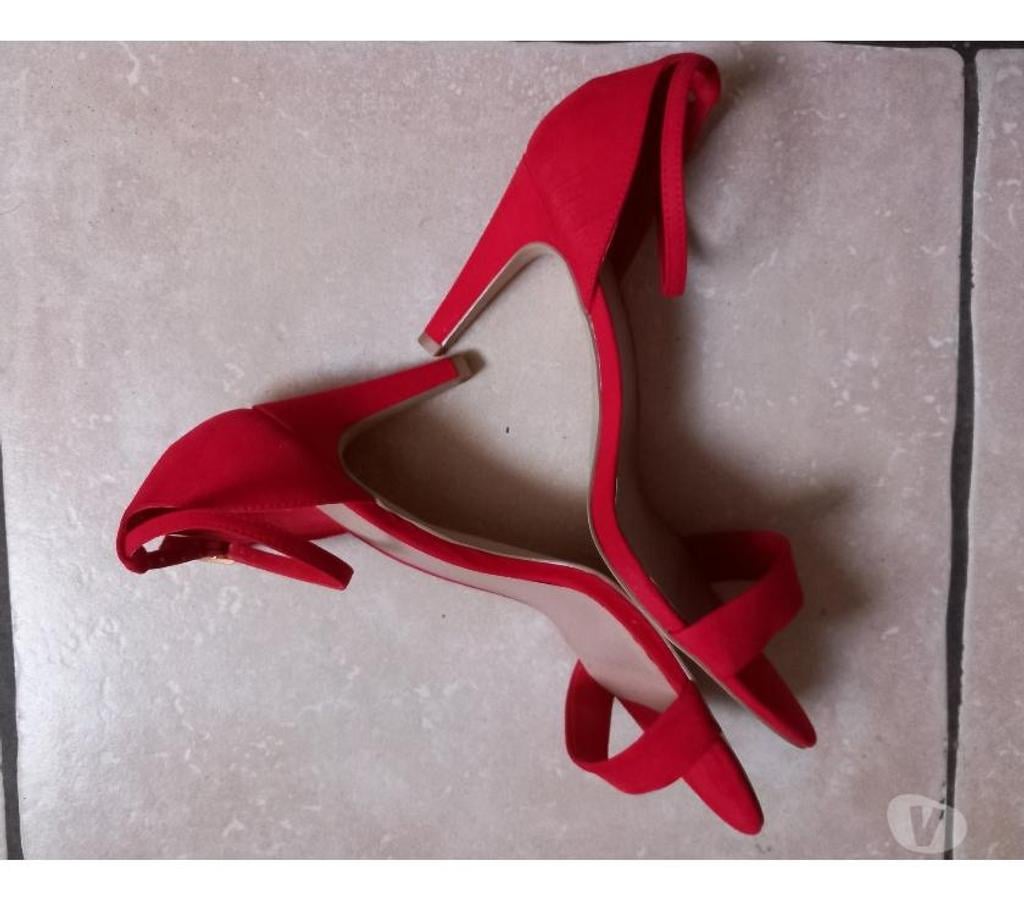 Chaussures Var Bormes les Mimosas - 83230 - Photos Vivastreet SANDALES TALONS AIGUILLE 9cm ROUGES PIEDS LARGES