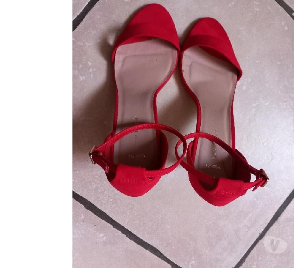 Chaussures Var Bormes les Mimosas - 83230 - Photos Vivastreet SANDALES TALONS AIGUILLE 9cm ROUGES PIEDS LARGES