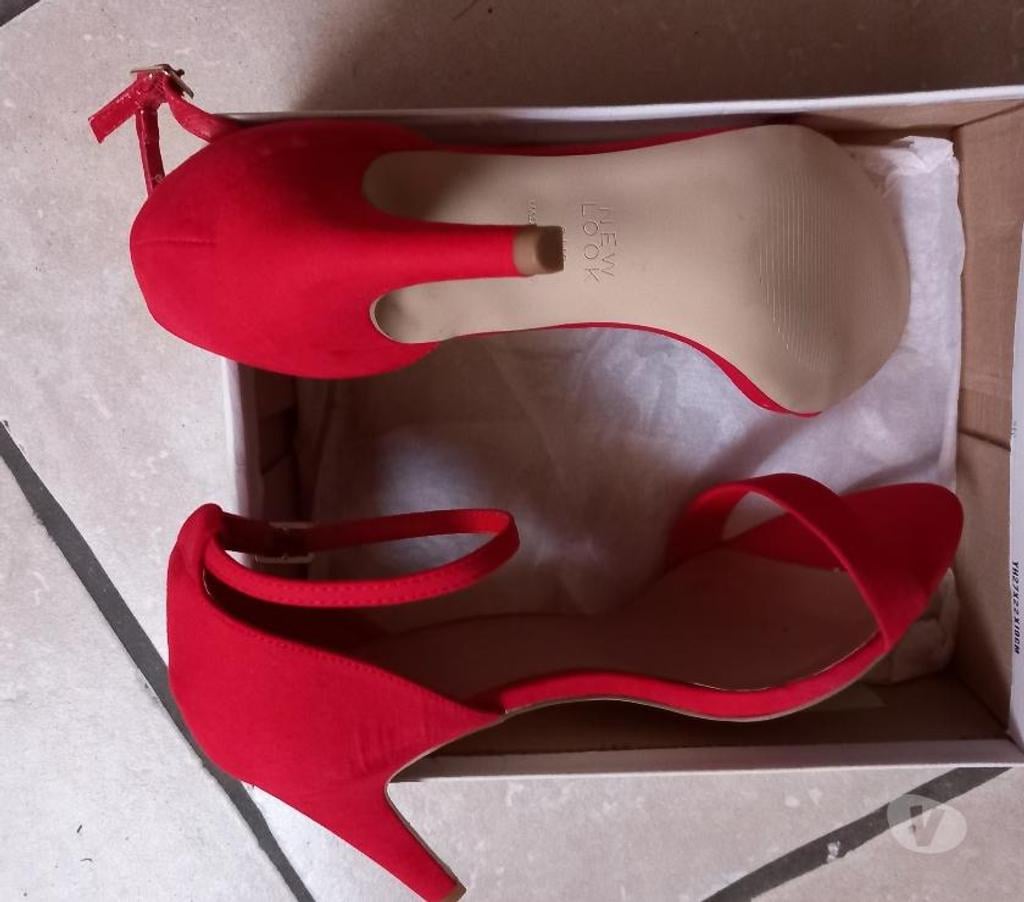 Chaussures Var Bormes les Mimosas - 83230 - Photos Vivastreet SANDALES TALONS AIGUILLE 9cm ROUGES PIEDS LARGES
