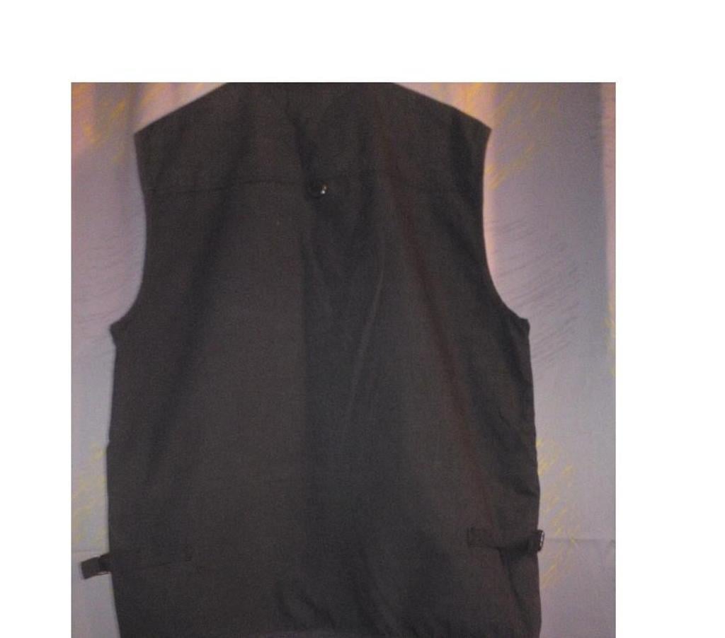 Vêtements occasion Var Bormes les Mimosas - 83230 - Photos Vivastreet VESTE HOMME NOIRE MULTIPOCHES SANS MANCHES très peu portée