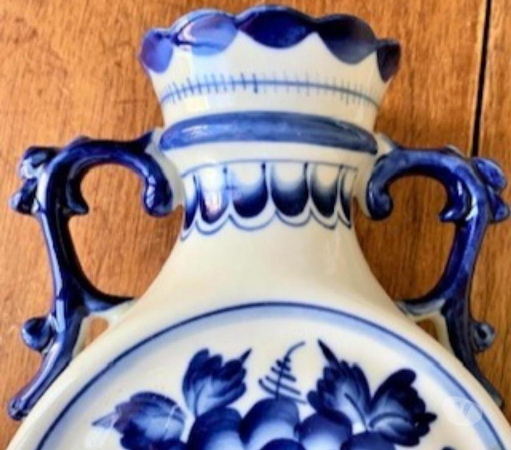 Décoration - art Val-de-Marne Villejuif - 94800 - Photos Vivastreet Vase en porcelaine de Gjel (Russie) de couleur bleu