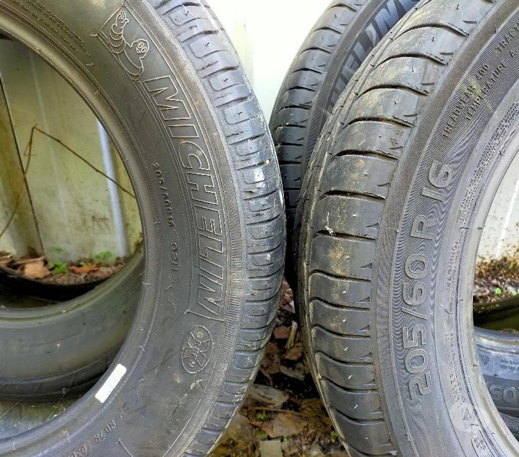 Pièces et services auto Loire St Etienne - Photos Vivastreet 4 pneus été en 205 60 16 92H Michelin