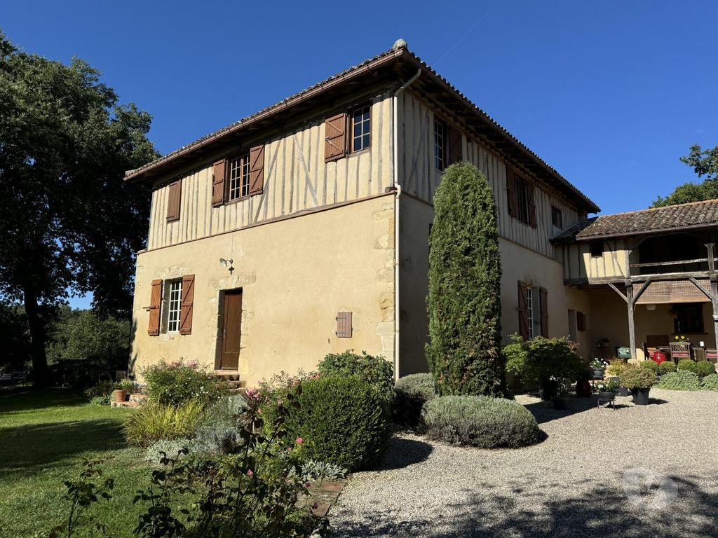 Vente Maison Gers Simorre - 32420 - Photos Vivastreet Manoir Gasconne sur 35ha avec dépendances et piscine