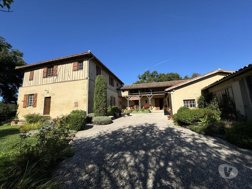 Vente Maison Gers Simorre - 32420 - Photos Vivastreet Manoir Gasconne sur 35ha avec dépendances et piscine