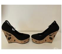 Chaussures noires compensées neuves