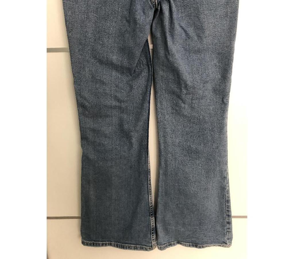 Vêtements occasion Nord Wasquehal - 59290 - Photos Vivastreet Jean flare KIABI fille (taille 32)