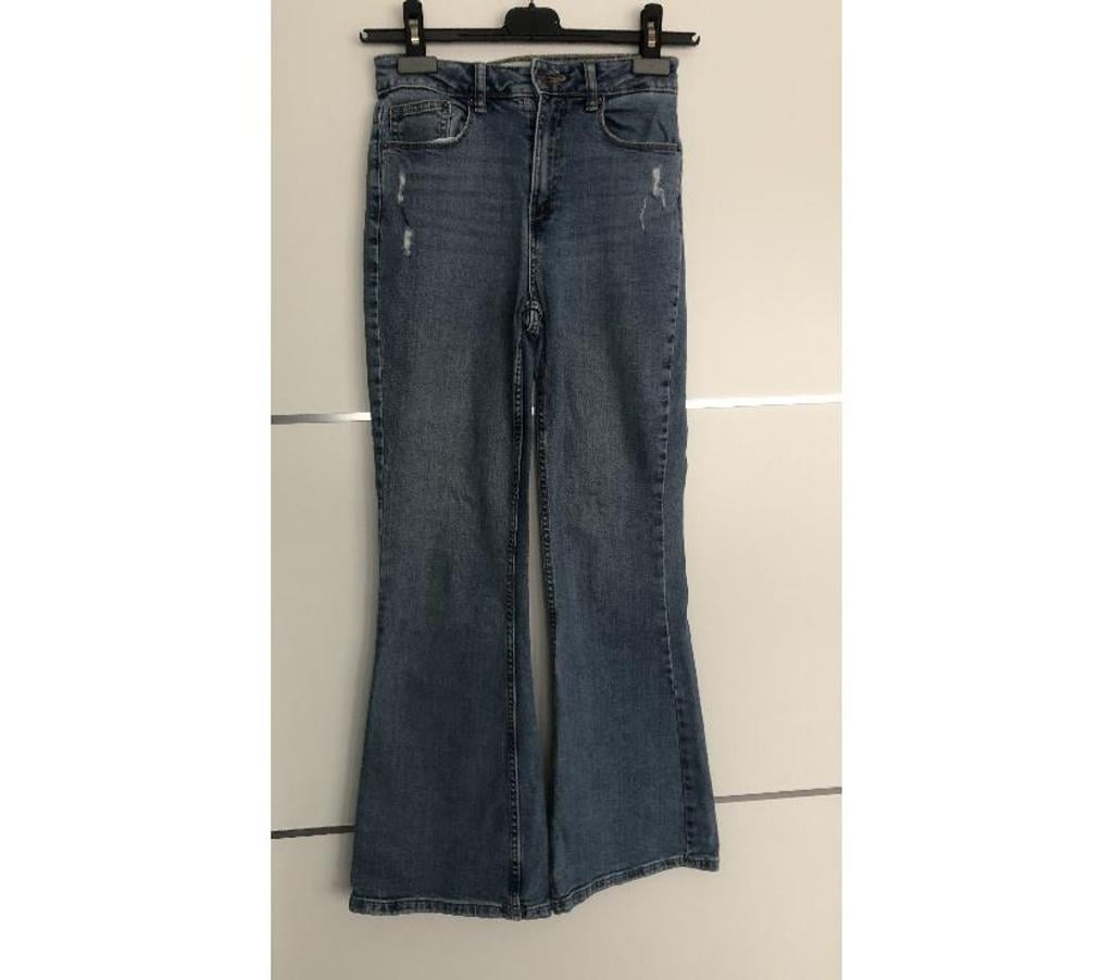 Vêtements occasion Nord Wasquehal - 59290 - Photos Vivastreet Jean flare KIABI fille (taille 32)