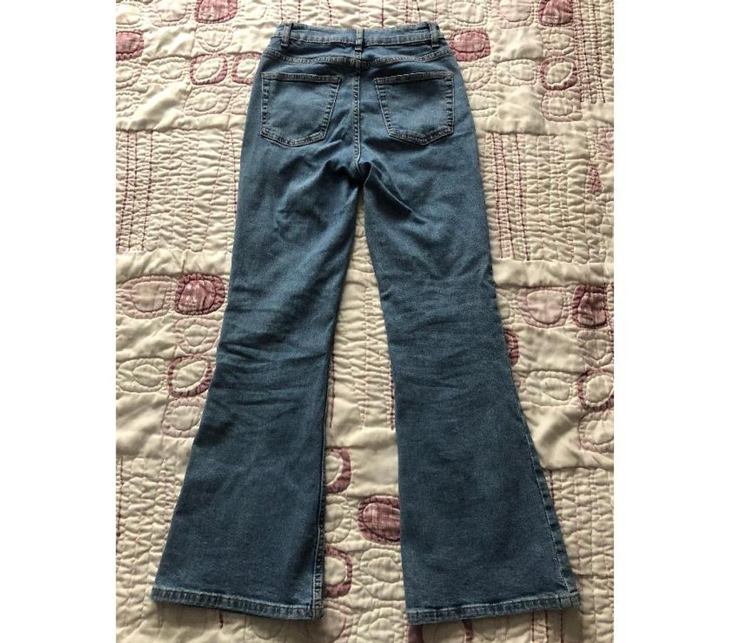 Vêtements occasion Nord Wasquehal - 59290 - Photos Vivastreet Jean flare KIABI fille (taille 32)