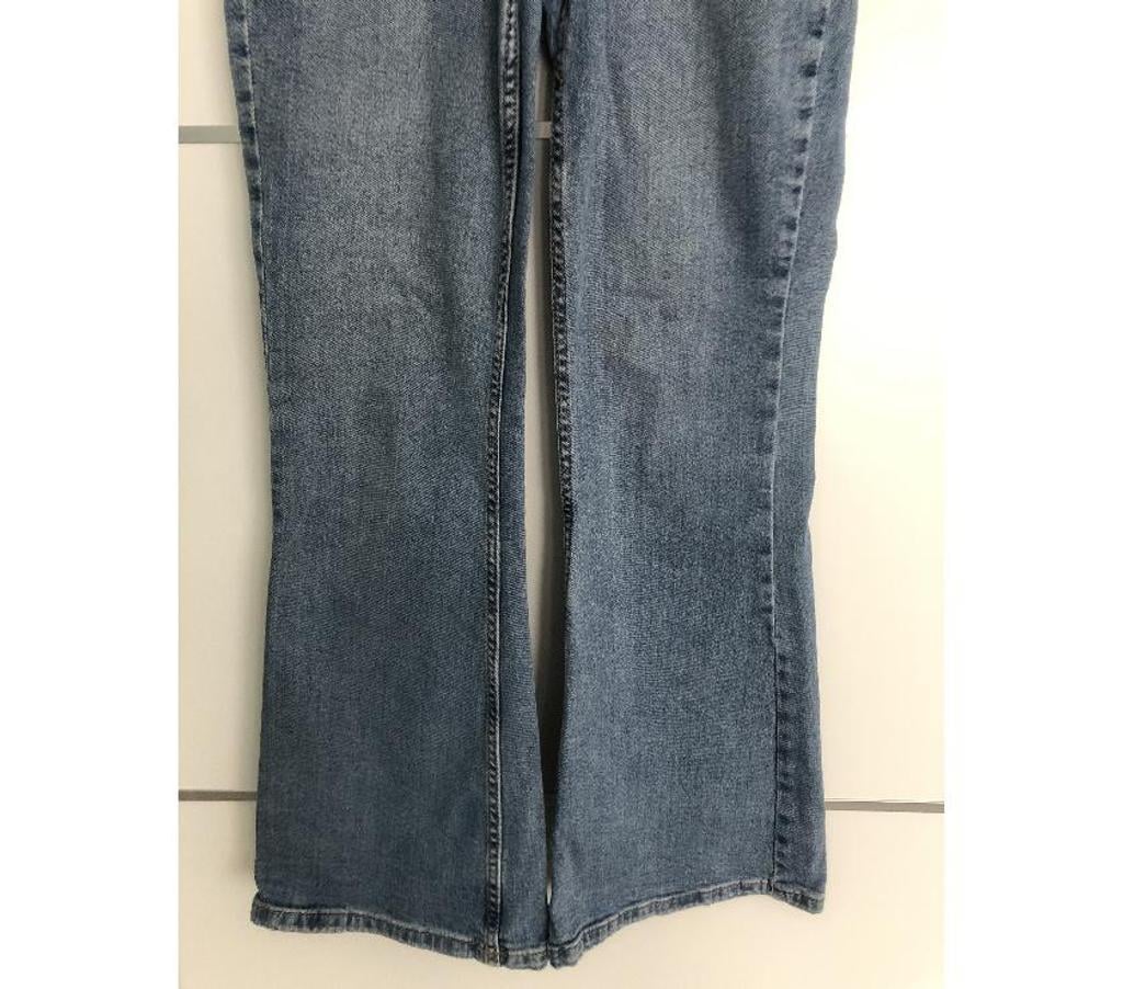 Vêtements occasion Nord Wasquehal - 59290 - Photos Vivastreet Jean flare KIABI fille (taille 32)