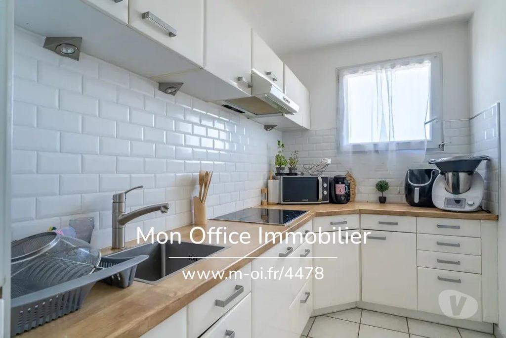 Appartements à vendre Bouches-du-Rhône Marseille - Photos Vivastreet (4716-LLE) Référence : 4716-LLE - Appartement de type 3 d'une...