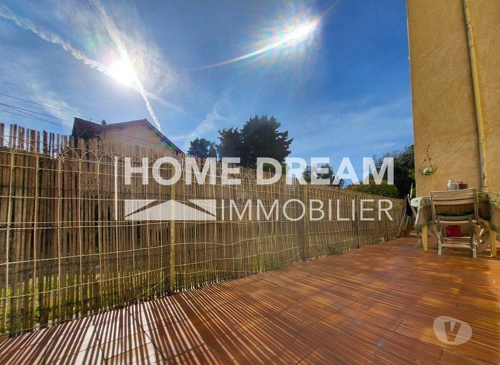 Appartements à vendre Var La Seyne sur Mer - 83500 - Photos Vivastreet T2 à 40 mètres de la plage ! LA SEYNE-SUR-MER Les...