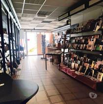 Commerce, avec appartement à restaurer situé dans le centre