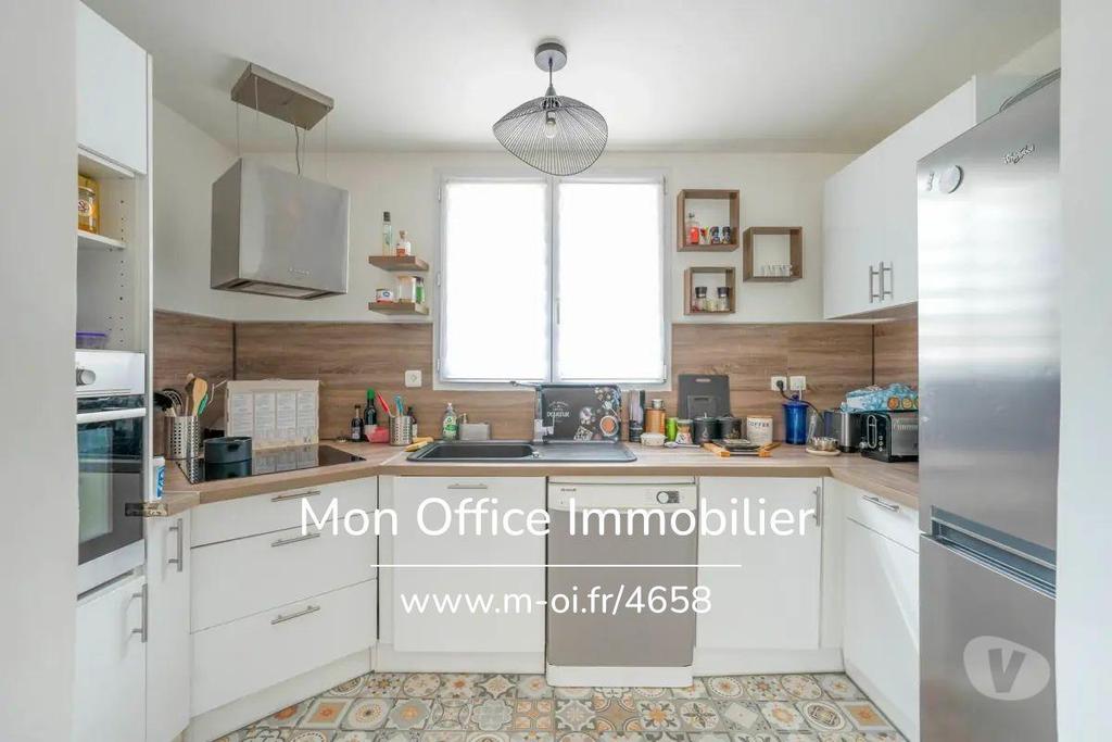 Appartements à vendre Bouches-du-Rhône Aubagne - 13400 - Photos Vivastreet (4658-NZW.) Référence : 4658-NZW. - Appartement 5 pièce(s) à...