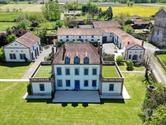 Superbe château de style Art Déco avec d'importantes dépendan