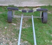 Remorque manuelle pour planche a voile mis a l'eau