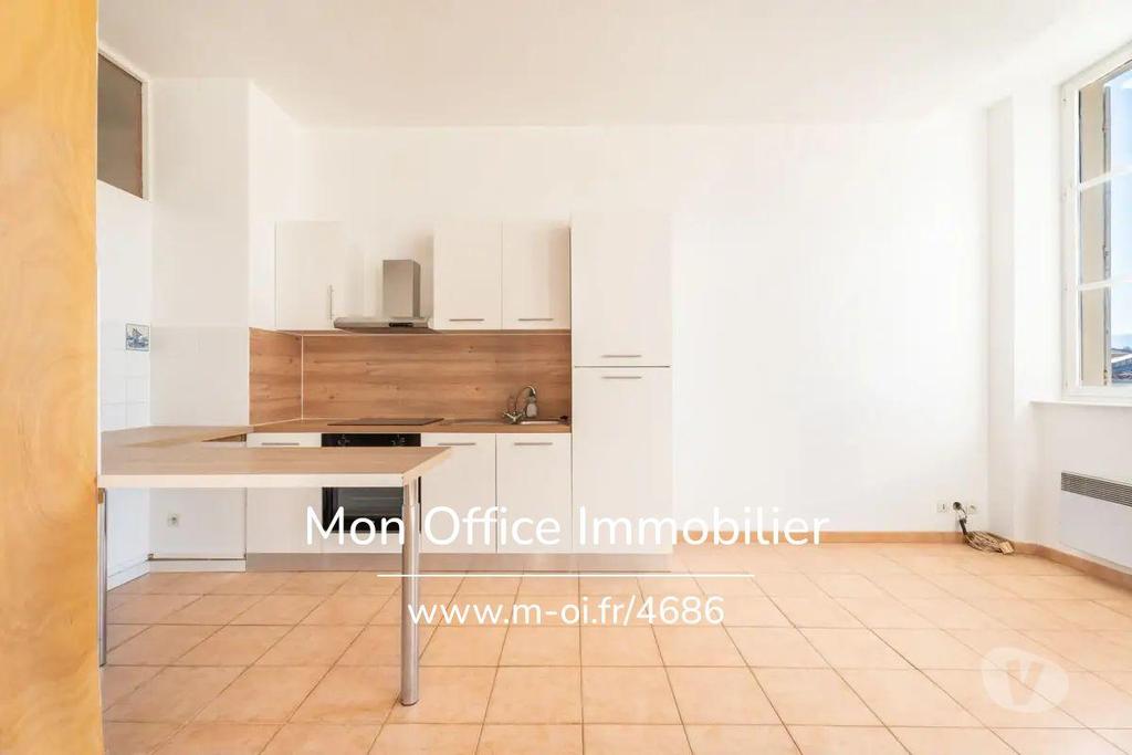 Appartements à vendre Bouches-du-Rhône Marseille - Photos Vivastreet (4686-CLA) Référence : 4686-CLA - Appartement T3 rénové à...
