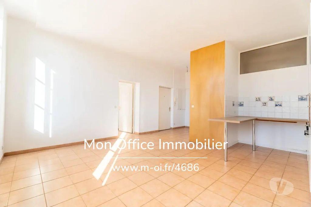 Appartements à vendre Bouches-du-Rhône Marseille - Photos Vivastreet (4686-CLA) Référence : 4686-CLA - Appartement T3 rénové à...