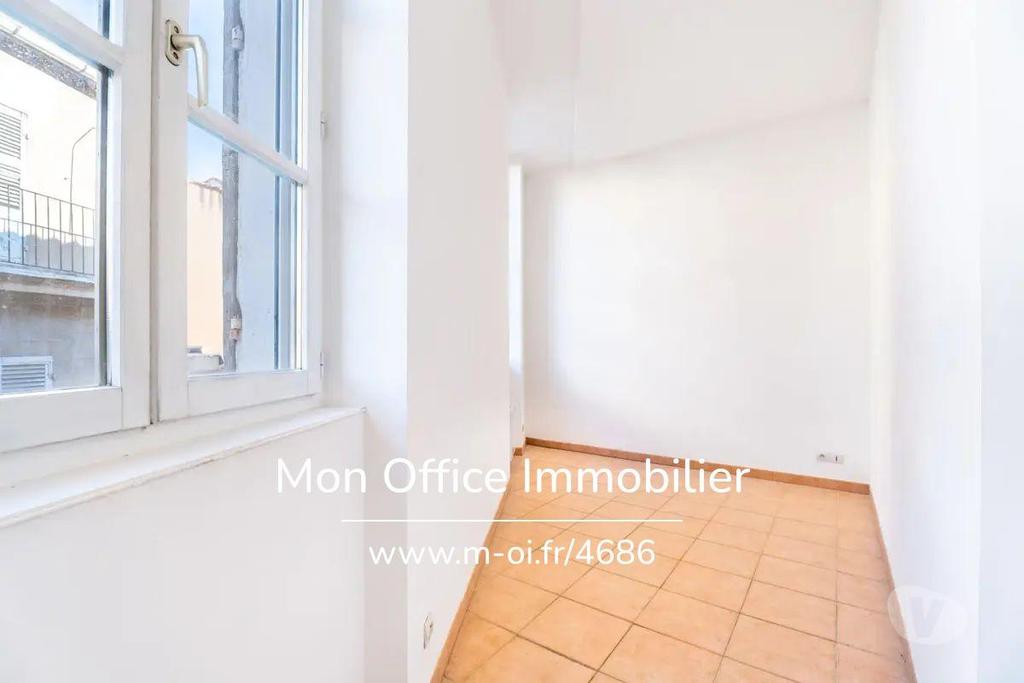 Appartements à vendre Bouches-du-Rhône Marseille - Photos Vivastreet (4686-CLA) Référence : 4686-CLA - Appartement T3 rénové à...