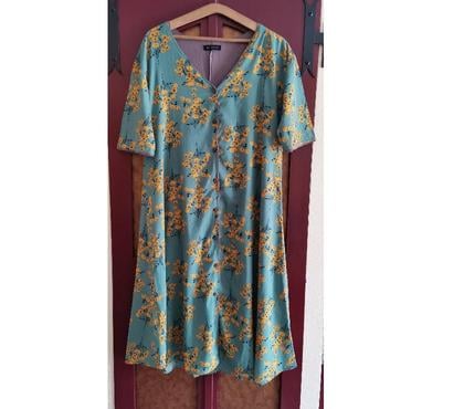Vêtements La Motte Servolex Savoie - Photos Vivastreet Robe verte avec fleurs jaunes