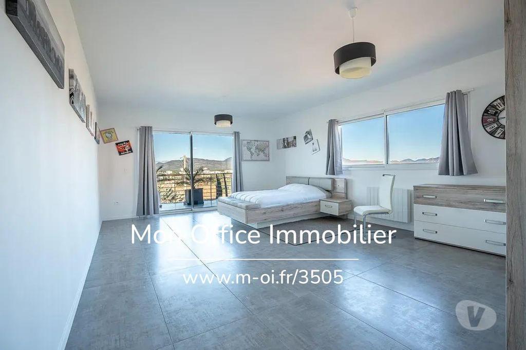 Vente Maison Var St Raphael - 83700 - Photos Vivastreet (4859-SIC) Référence : 4859-SIC - Villa appartement avec Roof...