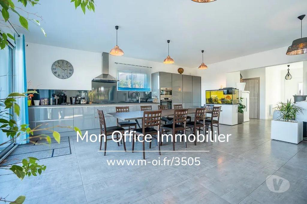 Vente Maison Var St Raphael - 83700 - Photos Vivastreet (4859-SIC) Référence : 4859-SIC - Villa appartement avec Roof...