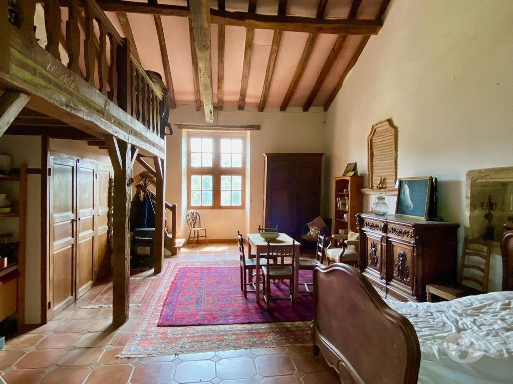Vente Maison Hautes-Pyrénées Castelnau Magnoac - 65230 - Photos Vivastreet Manoir avec 14 hectares, carrière professionnelle et écuries,