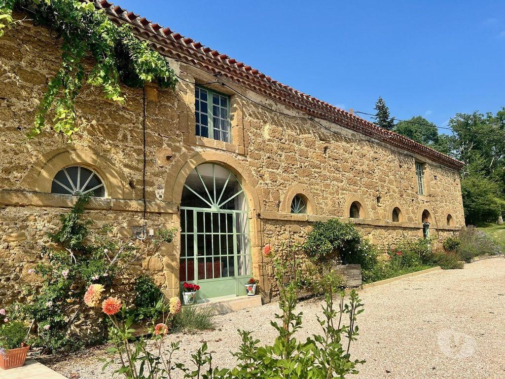Vente Maison Hautes-Pyrénées Castelnau Magnoac - 65230 - Photos Vivastreet Manoir avec 14 hectares, carrière professionnelle et écuries,