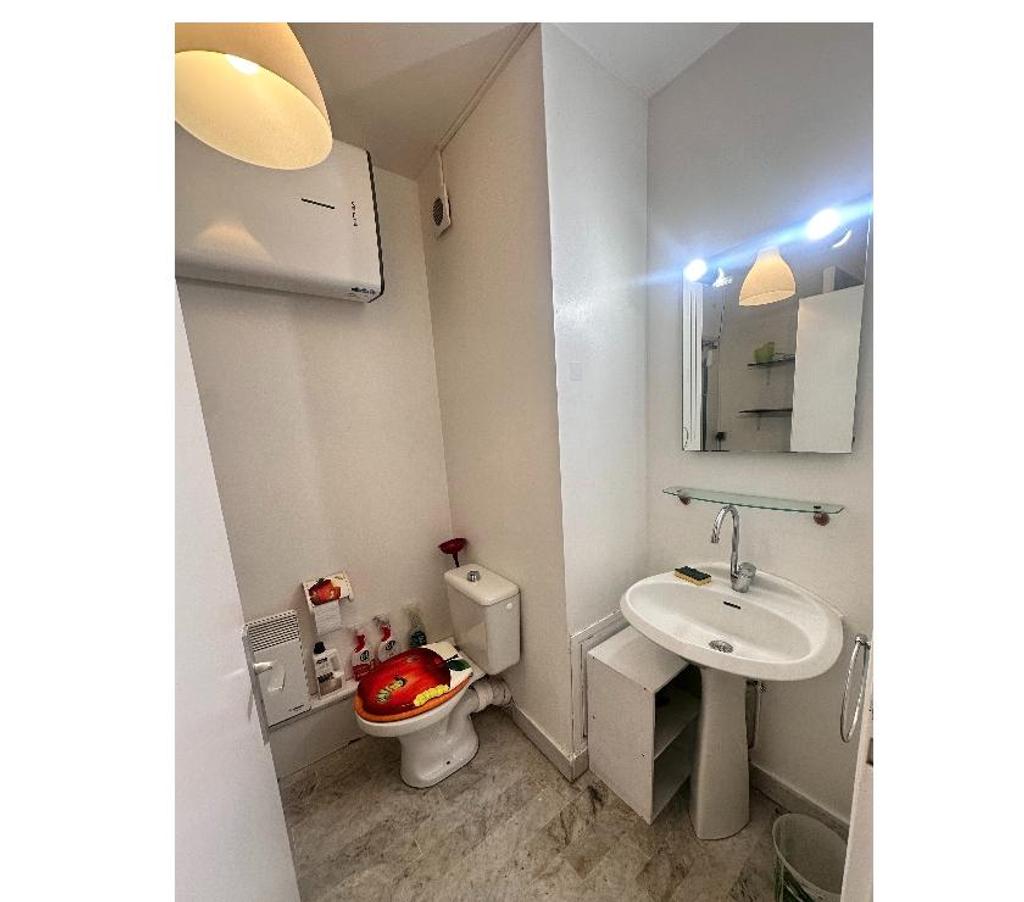 Appartements à vendre Bouches-du-Rhône Marseille - Photos Vivastreet Joli studio meublé 21 m2 av du Prado au calme côté jardin
