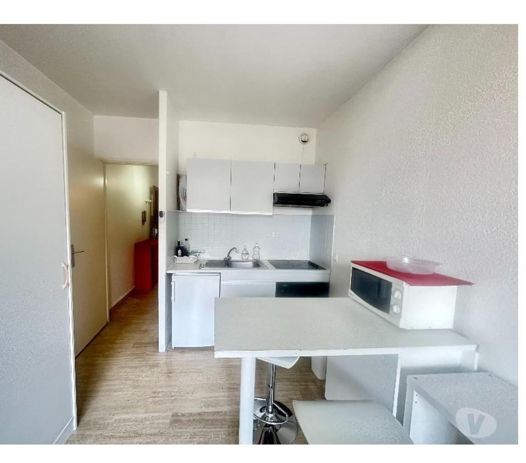 Appartements à vendre Bouches-du-Rhône Marseille - Photos Vivastreet Joli studio meublé 21 m2 av du Prado au calme côté jardin