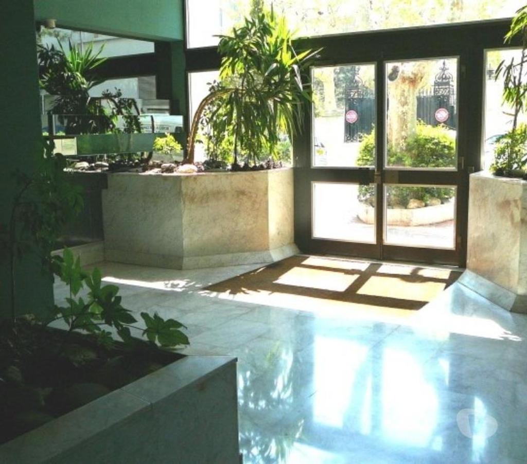 Appartements à vendre Bouches-du-Rhône Marseille - Photos Vivastreet Joli studio meublé 21 m2 av du Prado au calme côté jardin