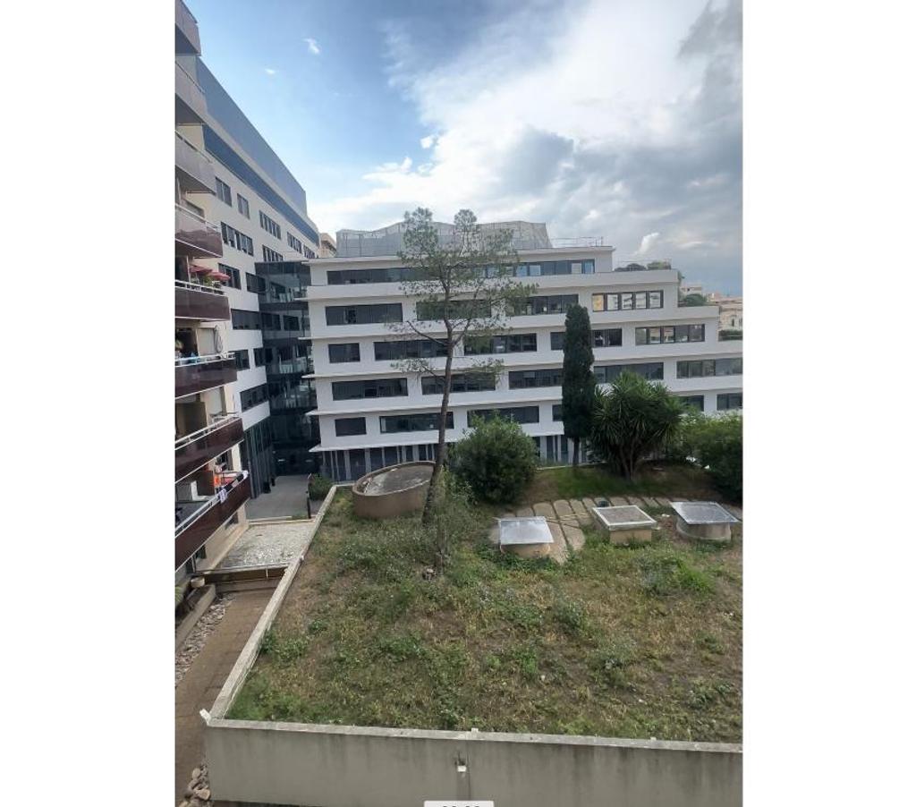 Appartements à vendre Bouches-du-Rhône Marseille - Photos Vivastreet Joli studio meublé 21 m2 av du Prado au calme côté jardin