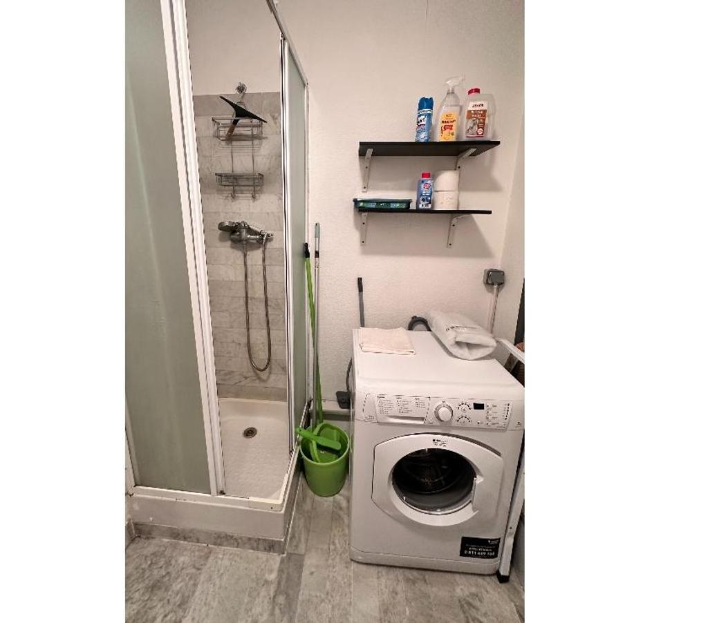Appartements à vendre Bouches-du-Rhône Marseille - Photos Vivastreet Joli studio meublé 21 m2 av du Prado au calme côté jardin