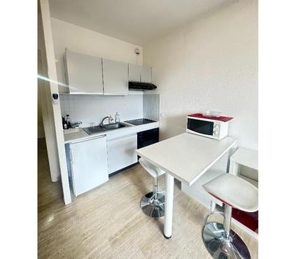 Vendre appartement Marseille Marseille - Photos Vivastreet Joli studio meublé 21 m2 av du Prado au calme côté jardin