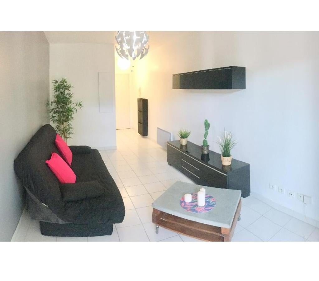 Appartements à vendre Bouches-du-Rhône Marseille - Photos Vivastreet JOLI T1 26M2 RDJ +TERRASSE 21 M2+PRKG BONNEVEINE