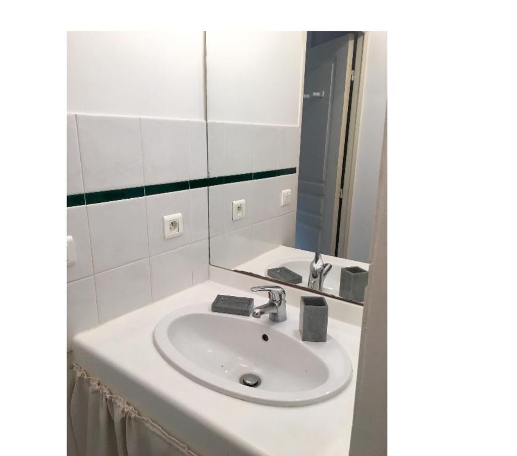 Appartements à vendre Bouches-du-Rhône Marseille - Photos Vivastreet JOLI T1 26M2 RDJ +TERRASSE 21 M2+PRKG BONNEVEINE