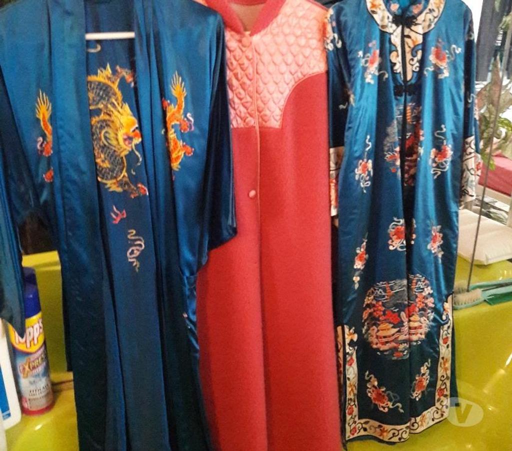 Vêtements occasion Haute-Garonne Castelginest - 31780 - Photos Vivastreet vend robe d'hôtesse en soie neuve