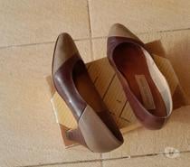 Une paire de mocassins femme