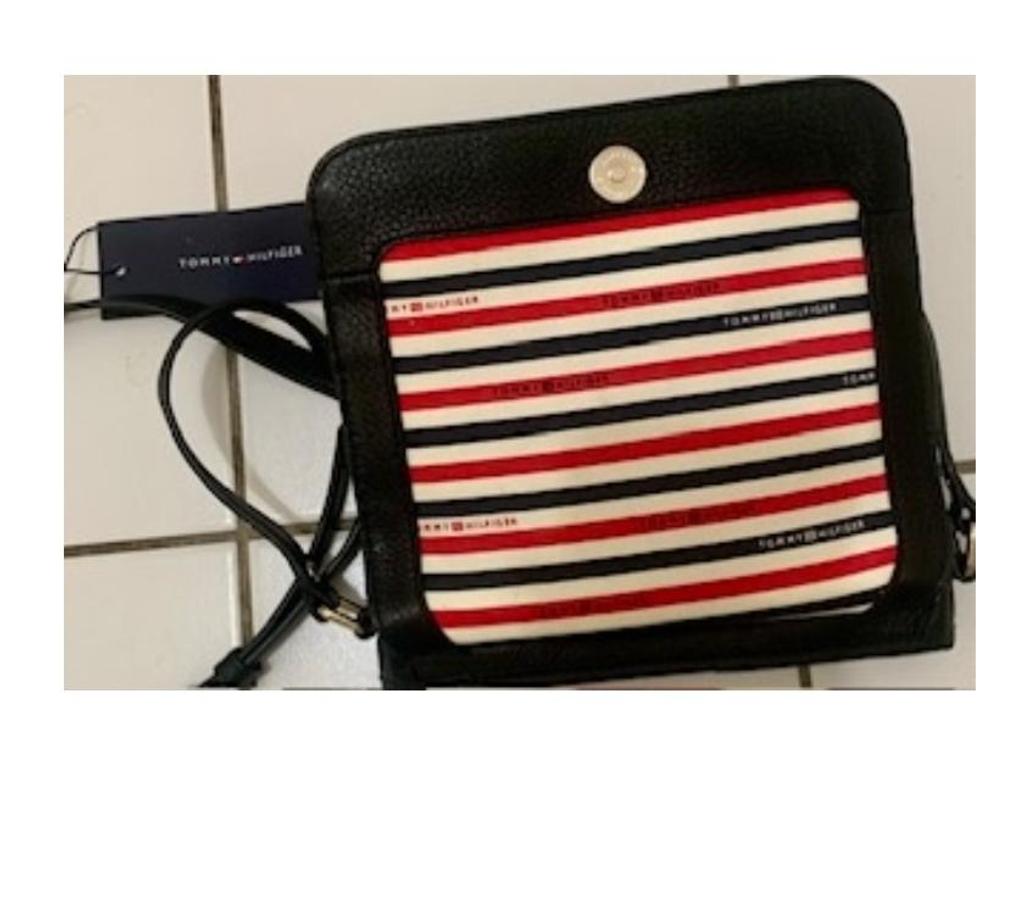 Accessoires - Bagagerie Val-de-Marne Villejuif - 94800 - Photos Vivastreet Sac bandoulière signature Tommy Hilfiger neuf.