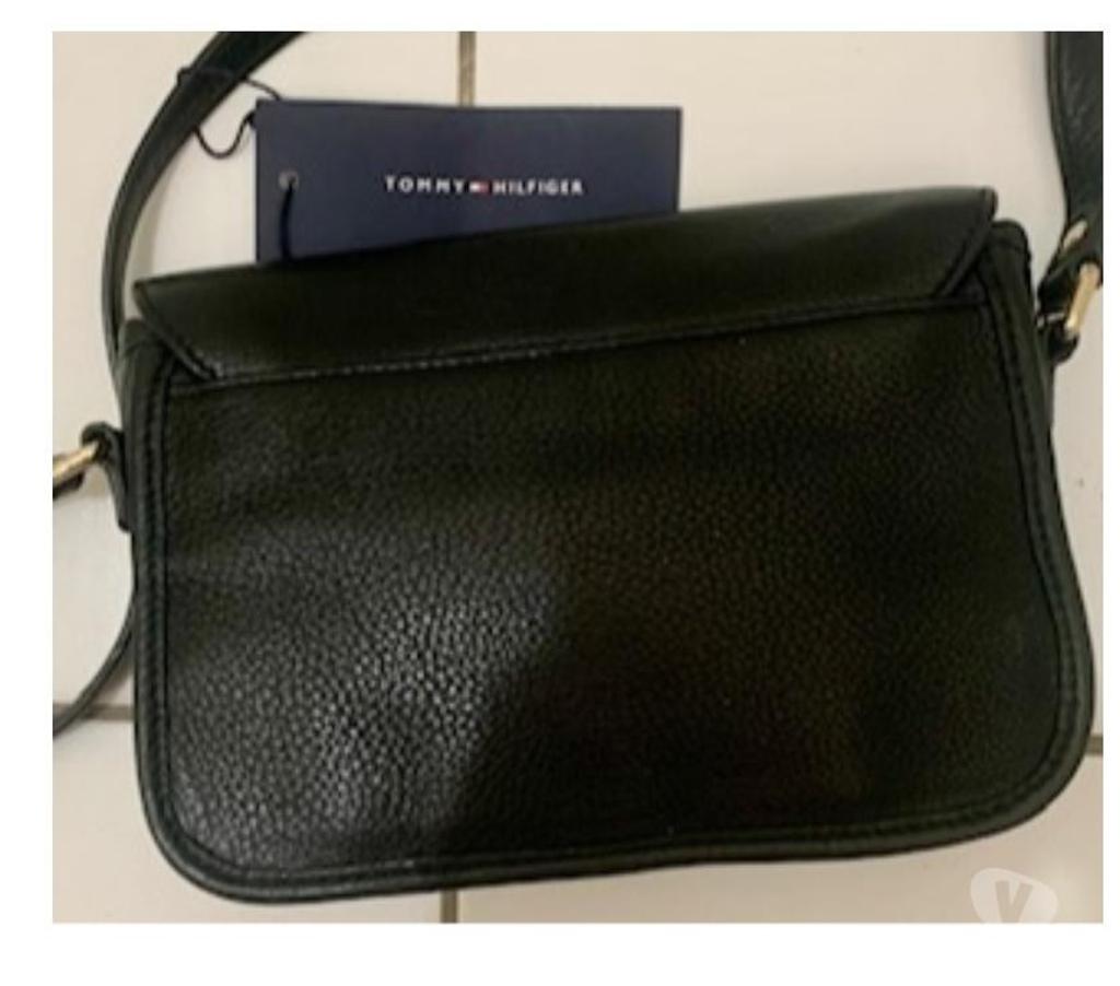 Accessoires - Bagagerie Val-de-Marne Villejuif - 94800 - Photos Vivastreet Sac bandoulière signature Tommy Hilfiger neuf.