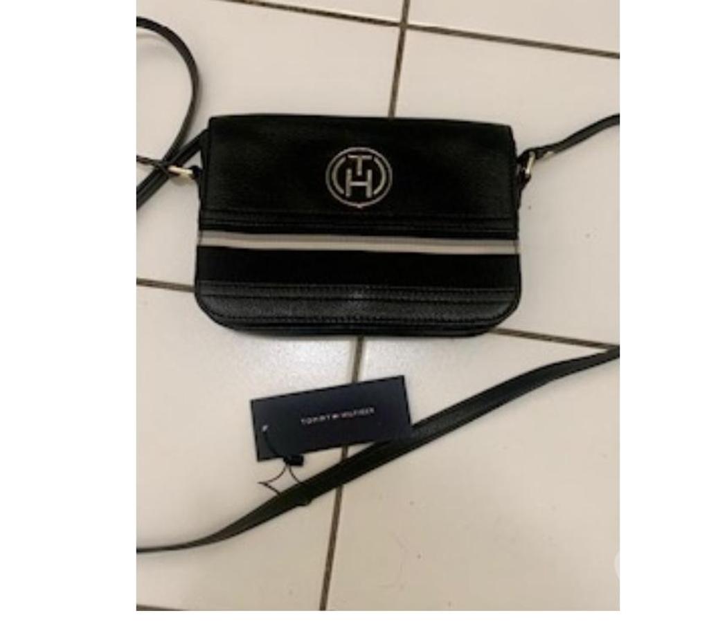 Accessoires - Bagagerie Val-de-Marne Villejuif - 94800 - Photos Vivastreet Sac bandoulière signature Tommy Hilfiger neuf.