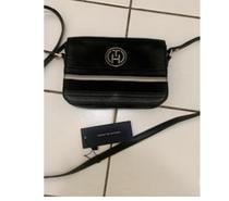 Sac bandoulière signature Tommy Hilfiger neuf.