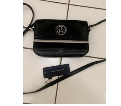 Accessoires - Bagagerie Villejuif Val-de-Marne - Photos Vivastreet Sac bandoulière signature Tommy Hilfiger neuf.