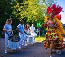 PARADE BRESILIENNE TAMBOURS DANSE WIM BATUCADA